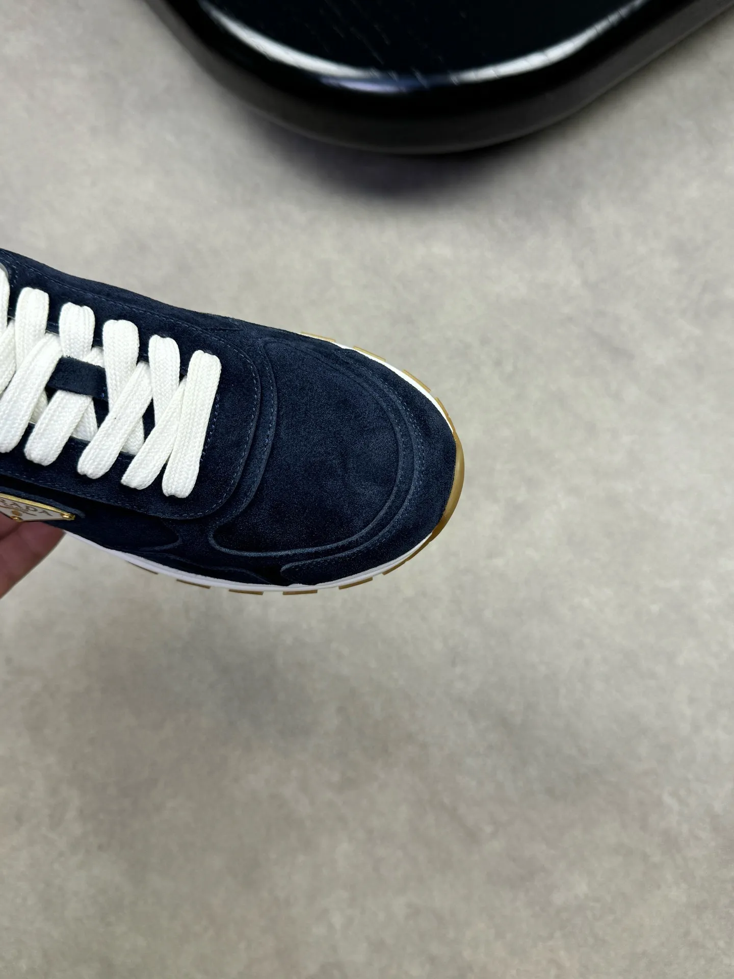 Batch 420, Prad* Prada's new men's thick-soled leather sports and casual shoes are made of imported high-value suede cowhide, combining elegant style and innovative design. The outer side is decorated with an enameled metal triangle logo, and the 4.5cm concave and convex rubber thick sole is full of modern style. The Prada letter logo is decorated on the heel and tongue, all of which illustrate the brand style. , soft, light, comfortable and durable on the feet! 38-44